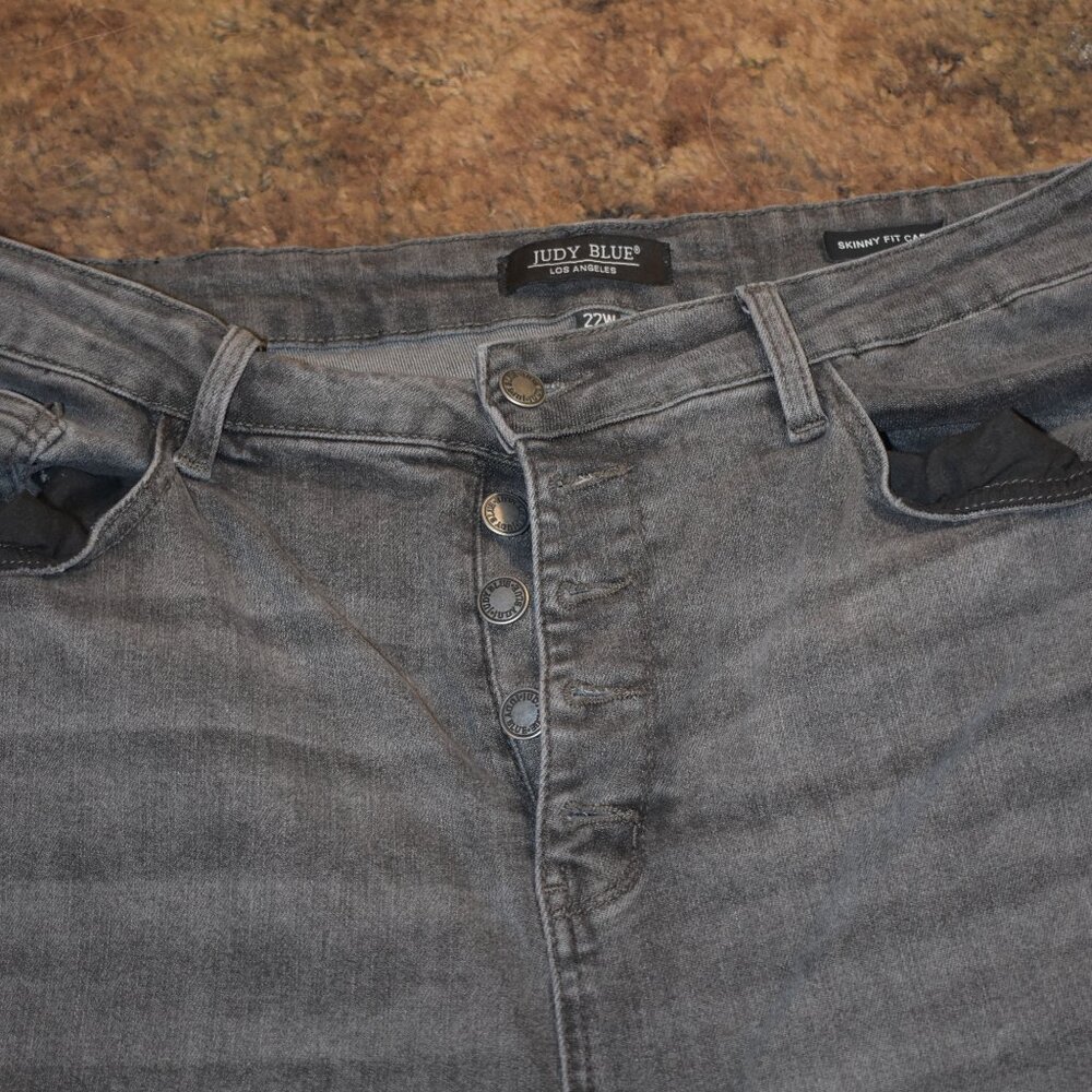 Judy Blue Capri - Picture 2 of 4